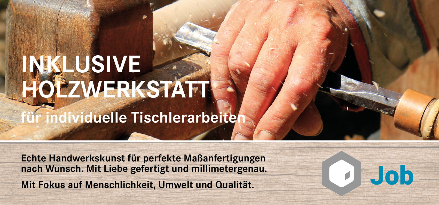 inklusive Schreinerei Vorderansicht Flyer unserer inklusiven Schreinerei. Eine Hand hältein Werkzeug und bearbeitet Holz.